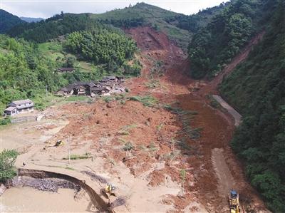 湖南寧鄉縣特大暴雨引發泥石流。新華社記者 范軍威 攝