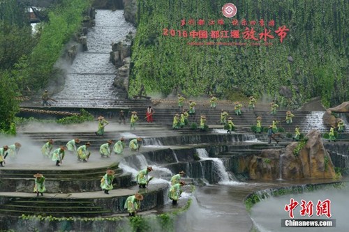 資料圖：都江堰放水節重現千年放水盛況。劉杰 攝