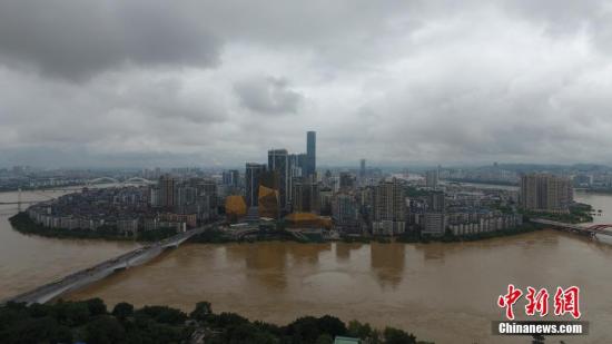 7月3日，因受連日暴雨影響，廣西柳江河柳州段出現超警戒水位。洪水導致沿江低洼地帶被淹，柳州呈現洪水圍城的情景，城市在洪水中如同孤島。當天4時50分許，柳江柳州水文站出現85.56米左右的洪峰水位(警戒水位82.5米)。連日來廣西多地遭遇大到暴雨襲擊，強降雨造成部分河流超警戒水位。 王以照 攝