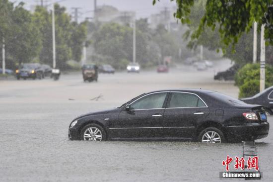 6月13日，廣東惠州惠東縣新平大道上，汽車在積水中拋錨。受今年2號臺風“苗柏”影響，惠州市區和大亞灣、惠陽、惠東縣出現內澇。<a target='_blank' href='http://www.chinanews.com/'>中新社</a>記者 陳驥旻 攝