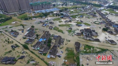 7月4日，因連續強降雨和長時間高水位浸泡，長沙瀏陽河竹沙橋泵站出現一處險情，河水倒溢。楊華峰 攝