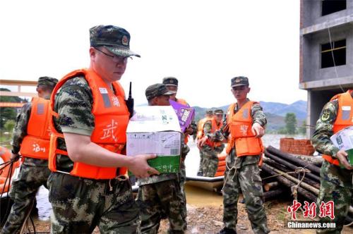 7月2日，武警黃石支隊官兵為湖北黃石市陽新縣富河水庫下游的龍港鎮星潭村受災民眾送去100件礦泉水和100箱方便面。 莊文偉 攝