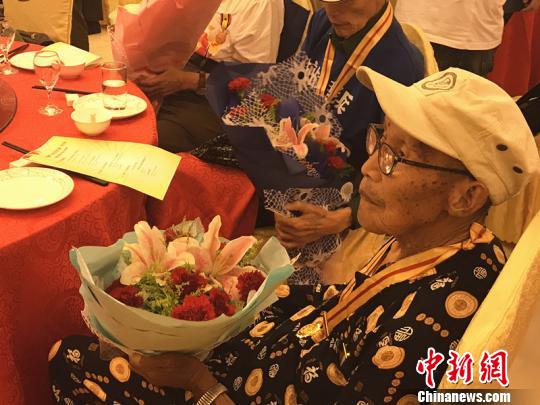 102歲的抗戰(zhàn)老兵劉靖。　楊顏慈 攝