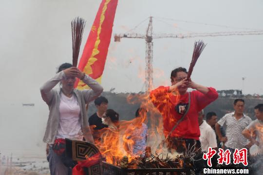 當(dāng)?shù)厝嗽诂F(xiàn)場祭拜海神，用古老傳統(tǒng)習(xí)俗祈福。　張西竹 攝