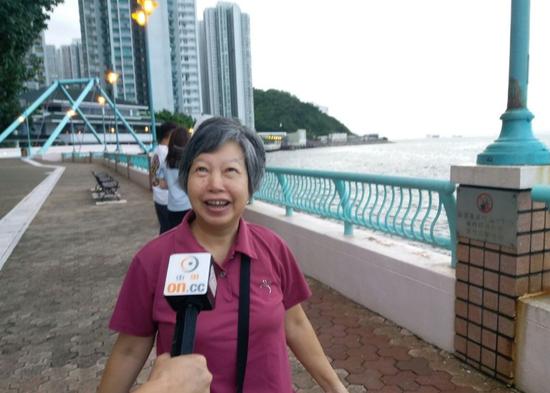 遼寧艦今晨抵達香港 市民:作為中國人好開心