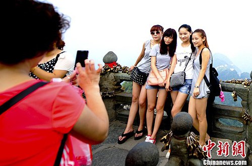 游客在景區游玩(資料圖)。<a target='_blank' href='http://www.chinanews.com/'>中新社</a>發 陸欣 攝