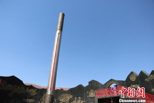 火焰山景區(qū)的溫度計顯示溫度達(dá)到85℃?！」⒌さ?攝