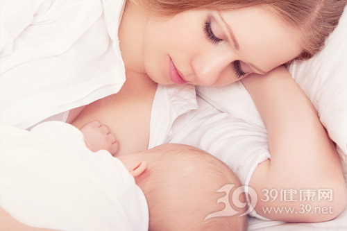 母乳喂養的寶寶該如何補充維生素？