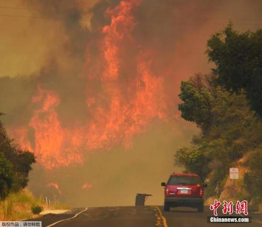 加州地區高溫持續，洛杉磯的氣溫更打破了131年來的最高紀錄。居高不下的氣溫為撲救工作帶來了很大困難。圖為加州圣巴巴拉市154號高速公路上的場景。