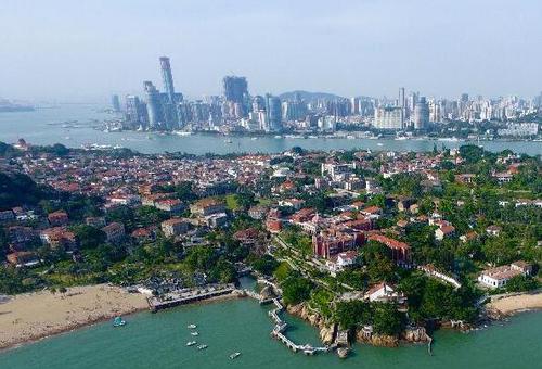 空中俯瞰，鼓浪嶼歷史風貌建筑與鷺江海峽對岸的現代建筑遙相輝映