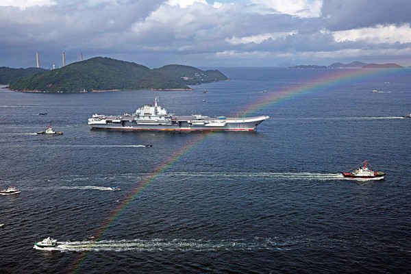 遼寧艦穿越臺灣海峽