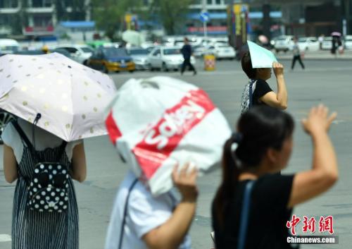 7月11日，河北石家莊民眾高溫中出行。該省氣象臺發布高溫紅色預警信號，受強暖氣團影響，預計當日下午，部分地區最高氣溫可達37-39℃，局地超過40℃。 <a target='_blank' href='http://www.chinanews.com/'>中新社</a>記者 翟羽佳 攝