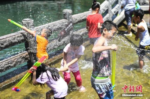 7月11日，幾名兒童在山東濟南“清泉石上流”池中戲水納涼。山東近日持續高溫，多地發布橙色高溫預警，局部地區氣溫達到39℃。<a target='_blank' href='http://www.chinanews.com/'>中新社</a>記者 張勇 攝