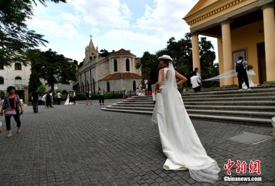 美麗的鼓浪嶼吸引了許多情侶前來拍攝婚紗照，也將鼓浪嶼變成愛的小島。 張斌 攝