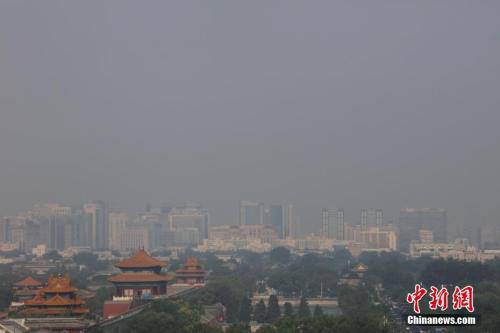 7月13日，高溫、高濕度空氣籠罩下的北京城區依舊處在高溫黃色預警中，當日預報最高氣溫為36℃。 <a target='_blank' href='http://www.chinanews.com/'>中新社</a>記者 楊可佳 攝