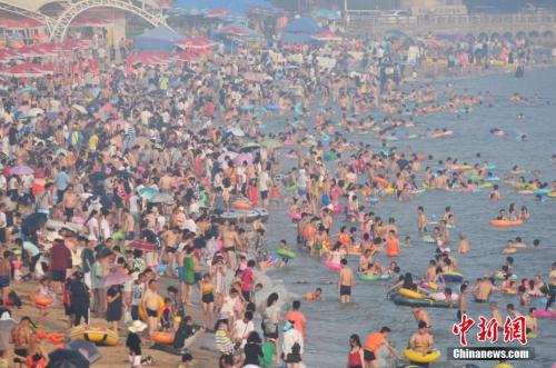 2017年7月12日，青島市第一海水浴場日迎數萬游客前來避暑納涼。<a target='_blank' href='http://www.chinanews.com/'>中新社</a>發 王海濱 攝 圖片來源：CNSPHOTO