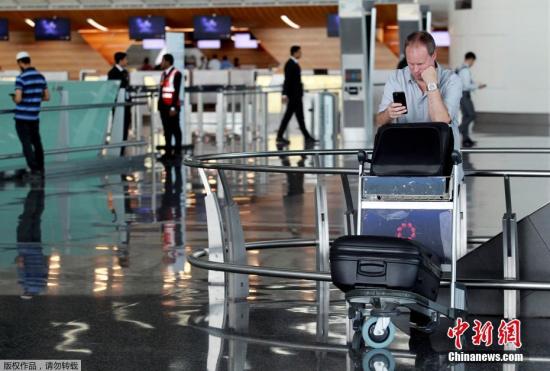 此前，阿聯(lián)酋航空、埃及航空等相繼暫停往返卡塔爾首都多哈的航班，沙特等國(guó)甚至禁止卡塔爾航空班機(jī)越過(guò)領(lǐng)空，令中東航空樞紐多哈的哈馬德國(guó)際機(jī)場(chǎng)陷入混亂。