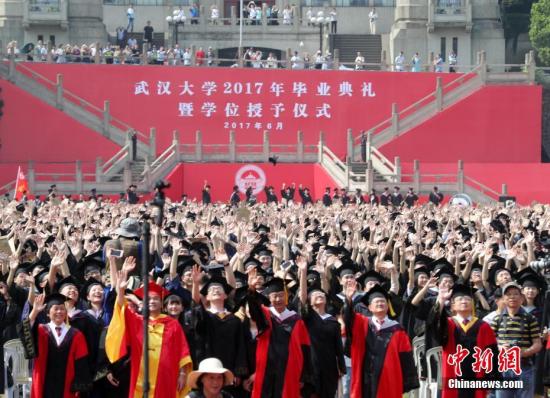 6月22日，武漢大學在該?！熬乓欢辈賵雠e行了2017屆畢業(yè)典禮。今年武漢大學有16000多名畢業(yè)生畢業(yè)。<a target='_blank' href='http://www.chinanews.com/'>中新社</a>記者 張暢 攝