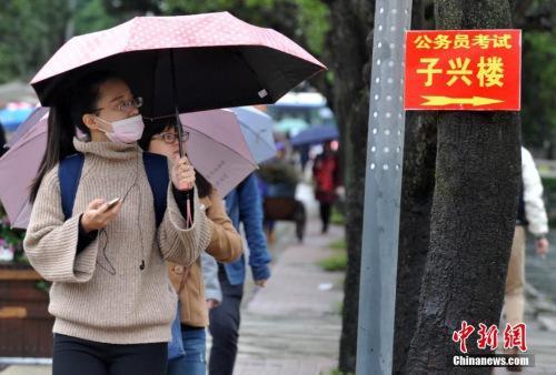 資料圖：2016年11月27日，11月27日，福州一公務員招考筆試考點，考生在尋找考場。張斌 攝 