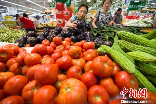 資料圖：山西太原民眾在超市選購蔬菜。　張云 攝