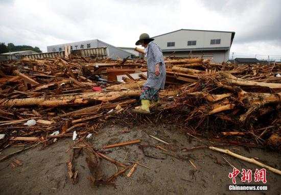 據媒體報道，日本九州地區5日12個小時內的降雨量達到觀測史上最大的545.5毫米，是日本至今不曾出現過的記錄。災情最嚴重的是離福岡機場一小時車程的朝倉市，那里已被洪水沖得面目全非。圖為朝倉市內一片狼藉。