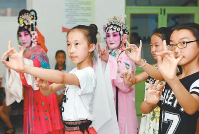 河北滄州市東光縣文化館組織京劇票友輔導(dǎo)東光縣實(shí)驗(yàn)小學(xué)的學(xué)生學(xué)習(xí)“荀派”京劇。傅新春攝(新華社發(fā))