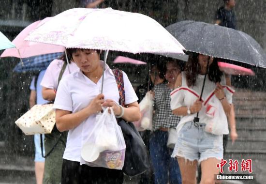 7月31日上午，臺風“海棠”給福州帶來暴雨，市民冒著大雨出行。今年第10號臺風“海棠”于當天02時50分在福清市沿海登陸，登陸時中心附近最大風力8級(18米/秒，熱帶風暴級)，中心最低氣壓990百帕。 劉可耕 攝