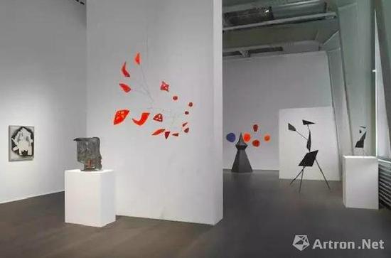 豪瑟沃斯蘇黎世展覽‘亞歷山大·考爾德 / 大衛·史密斯’（Alexander Calder / David Smith）現場圖。? 考爾德基金會，紐約 / 2017 ProLitteris，蘇黎世，大衛·史密斯藝術資產，圖片：大衛·史密斯藝術資產，考爾德基金會，豪瑟沃斯