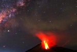 印尼錫納朋火山噴發 血紅色巖漿映紅繁星夜空