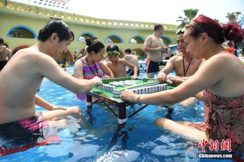 資料圖：2017年8月2日，重慶洋人街一水上樂園舉行夏季消暑活動(dòng)，其中水中玩麻將吸引不少游客參與。陳超 攝