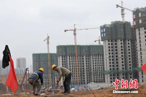 民工在一建筑工地作業。<a target='_blank' href='http://www.chinanews.com/'>中新社</a>記者 武俊杰 攝