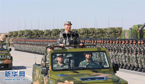 7月30日上午，慶祝中國人民解放軍建軍90周年閱兵在朱日和聯合訓練基地隆重舉行。中共中央總書記、國家主席、中央軍委主席習近平檢閱部隊并發表重要講話。這是習近平乘車檢閱部隊。新華社記者 李剛 攝