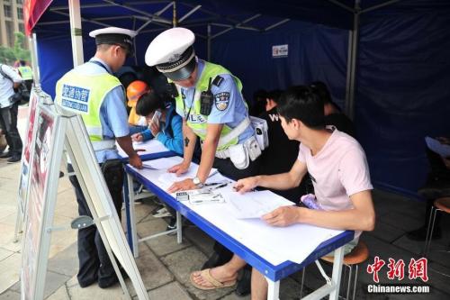 資料圖：昆明市交警支隊設點推行整治非機動車違法新模式》。<a target='_blank' href='http://www.chinanews.com/'>中新社</a>記者 劉冉陽 攝