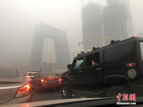 資料圖：北京國貿(mào)附近被霧霾籠罩，能見度降低。富田 攝
