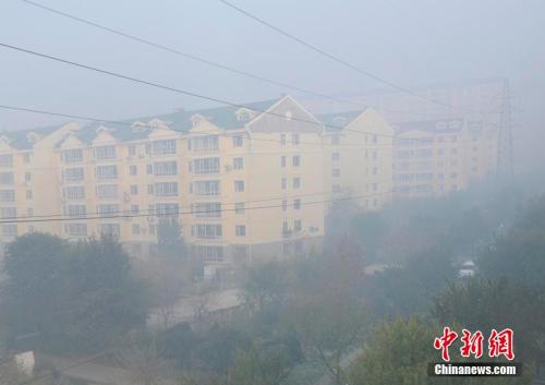 當日的吉林省省會長春市一度成為中國不折不扣的“霧都”，位居全國城市空氣質(zhì)量最差排名第一位。吉林省氣象臺也發(fā)布霾橙色預警，預計未來24小時，吉林松原、長春、四平、遼源、通化等地均有霾。張瑤 攝