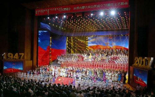 8月7日，慶祝內蒙古自治區成立70周年文藝晚會《贊歌》在內蒙古烏蘭恰特大劇院舉行。中共中央政治局常委、全國政協主席、中央代表團團長俞正聲和各族各界干部群眾等共約1300人觀看演出。
