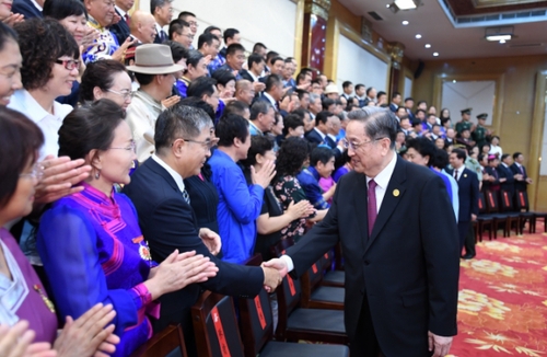 8月7日，中共中央政治局常委、全國政協主席、中央代表團團長俞正聲在內蒙古新城賓館會見內蒙古自治區離退休老同志和各族各界群眾代表，并與他們合影留念。