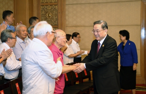 8月7日，中共中央政治局常委、全國政協主席、中央代表團團長俞正聲在內蒙古新城賓館會見內蒙古自治區離退休老同志和各族各界群眾代表，并與他們合影留念。1