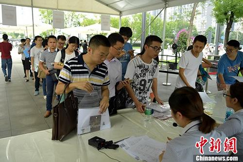 7月26日，四川成都天府新區政務服務中心外準備申請落戶的大學畢業生排起長隊。《成都實施人才優先發展戰略行動計劃》7月20日出臺后，吸引了來自各地的人才和大學畢業生，成都天府新區等一些政務服務中心申請、等待辦理落戶手續的民眾排起長隊等待辦理。 <a target='_blank' href='http://www.chinanews.com/'>中新社</a>記者 劉忠俊 攝