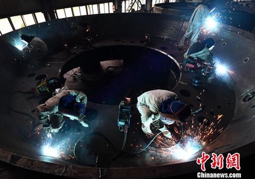 最新發(fā)布的2017年7月份中國制造業(yè)采購經(jīng)理指數(shù)（PMI）為51.4%，較6月份回落0.3個(gè)百分點(diǎn)。中國物流信息中心專家組分析認(rèn)為，總體來看，指數(shù)雖小幅回落，但連續(xù)10個(gè)月保持在51%以上，仍處在近年來的相對較高水平。圖為7月18日，廈工（三明）重型機(jī)器有限公司電焊工人正在焊接盾構(gòu)機(jī)盾體。<a target='_blank' href='http://www.chinanews.com/'>中新社</a>記者 張斌 攝