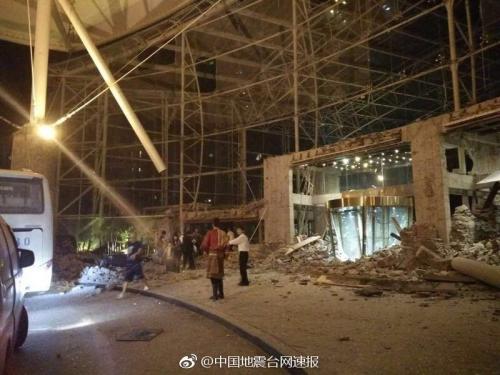 據(jù)中國(guó)地震臺(tái)網(wǎng)正式測(cè)定，8月8日21時(shí)19分在四川阿壩州九寨溝縣(北緯33.20度，東經(jīng)103.82度)發(fā)生7.0級(jí)地震，震源深度20千米。圖為九寨溝某酒店地震現(xiàn)場(chǎng)。圖片來(lái)源：中國(guó)地震臺(tái)網(wǎng)速報(bào)