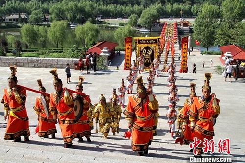 8月10日，丁酉年兩岸千名青年黃陵祭祖典禮在陜西黃帝陵舉行。來自臺灣的青年學生、基層青年民意代表及陜西高校的青年學生等千余人齊聚黃帝陵，祭拜人文初祖軒轅黃帝。<a target='_blank' href='http://www.chinanews.com/'>中新社</a>記者 田進 攝