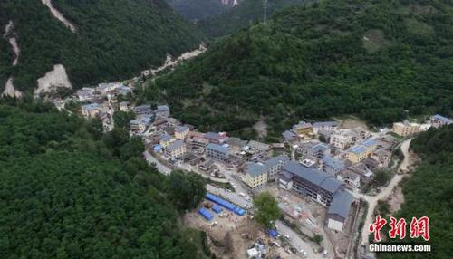 8月10日，空中俯瞰四川九寨溝“8.8”地震震源中心附近村寨，安置點搭起的一頂頂藍帳篷格外顯眼。<a target='_blank' href='http://www.chinanews.com/'>中新社</a>記者 劉忠俊 攝