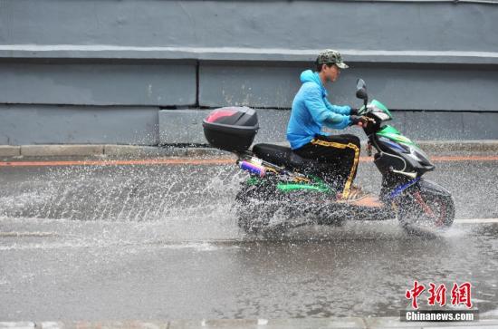 8月17日，遼寧沈陽，市民在雨中出行。<a target='_blank' href='http://www.chinanews.com/'>中新社</a>記者 于海洋 攝