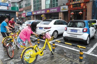 8月13日，蒲黃榆路，共享汽車停放在停車位上。