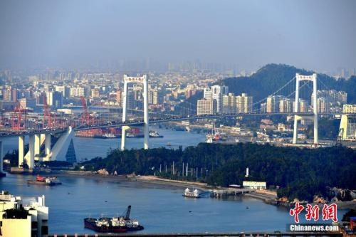 資料圖：廈門著名的跨海大橋——海滄大橋，是廈門島內島外聯合發展的重要見證。王東明 攝