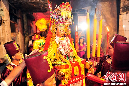 資料圖：福建湄洲媽祖祖廟的媽祖金身從福州直飛抵達(dá)海口。<a target='_blank' href='http://www.chinanews.com/'>中新社</a>發(fā) 駱云飛 攝