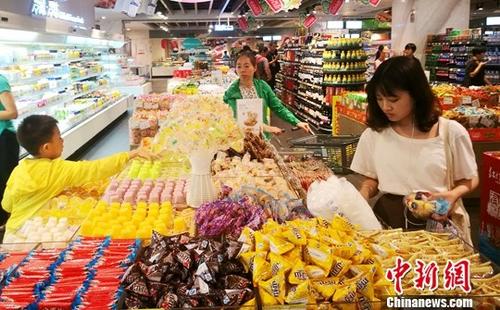 資料圖：成都某超市內正在選購糖果的民眾。 <a target='_blank' href='http://www.chinanews.com/'>中新社</a>記者 劉忠俊 攝