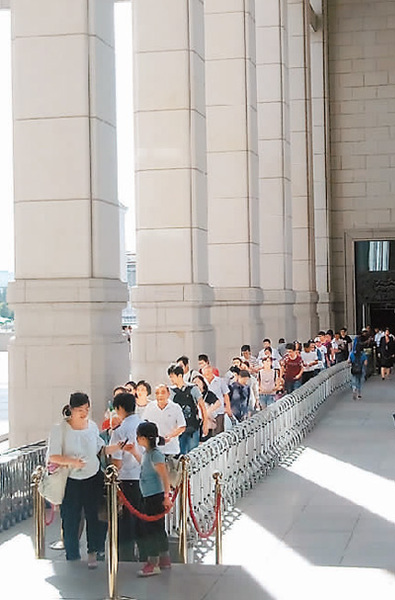 8月25日14時，國博門前依舊排著長隊