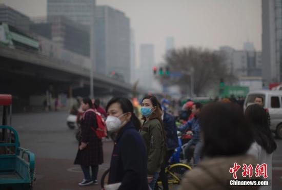 資料圖：北京市民在霧霾中出行。<a target='_blank' href='http://www.chinanews.com/'>中新社</a>記者 劉關關 攝